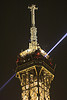 top of eiffel tower night por Chris Brookes